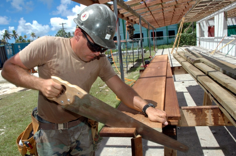 ebeniste-TOURRETTE LEVENS-min_worker_construction_building_carpenter_male_job_build_helmet-893290